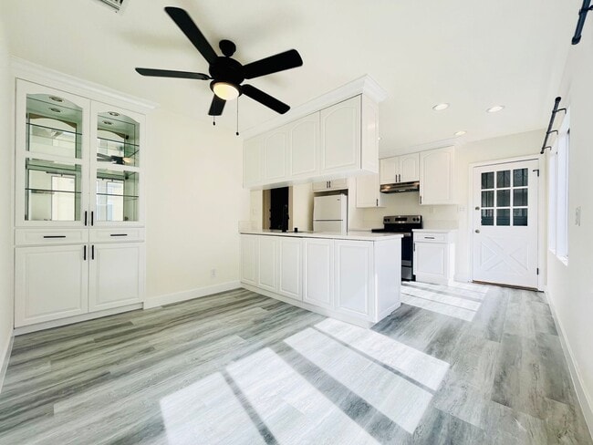 Photo - 439 1/2 N Hayworth Ave-439.5 Unit 439.5