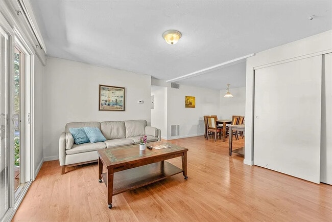 Photo - 8 Post Oak Ln Unit Bright and sunny 2 bedroom 2 bath