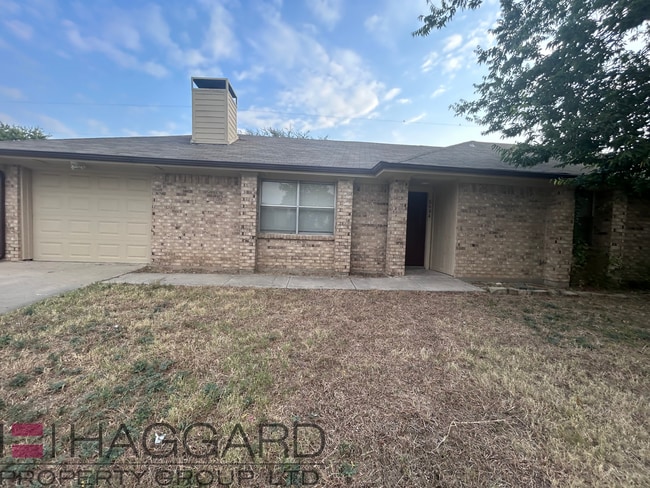 Building Photo - Renovated half duplex-2 bed, 1 bath, 1 story Rental