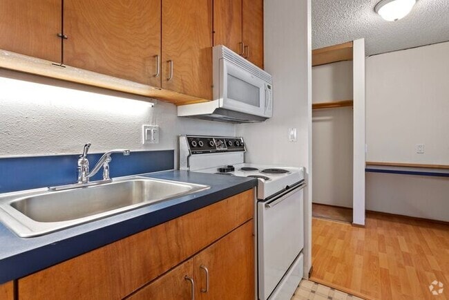 Building Photo - Get the summer started right in this HUGE ... Rental