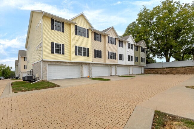 Photo - 220 E 37TH St