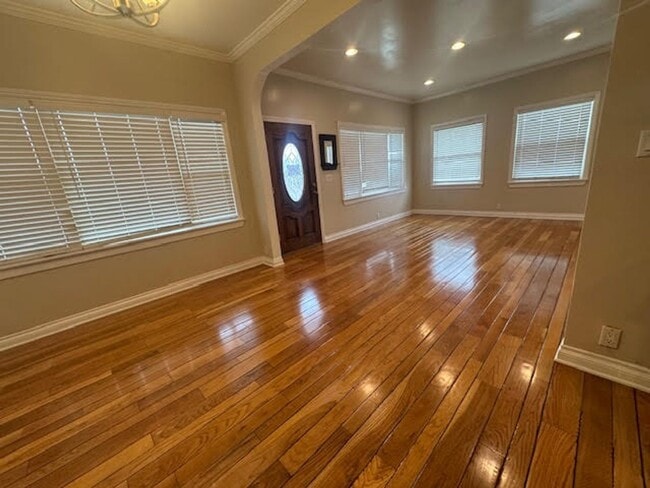 Building Photo - Modern 3 Bed, 2 Bath home