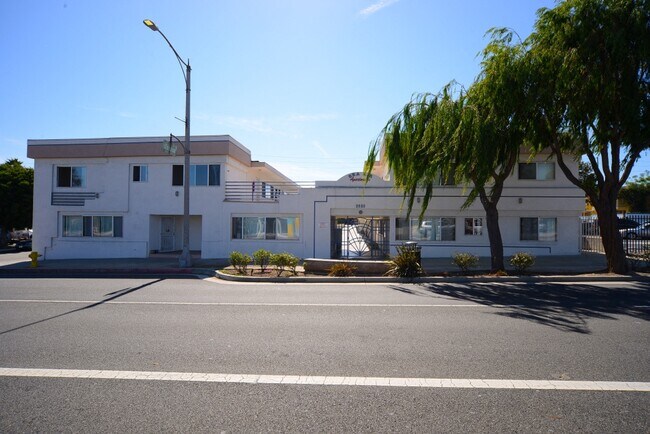 Sea Air - Front Exterior - Sea Air Apartments
