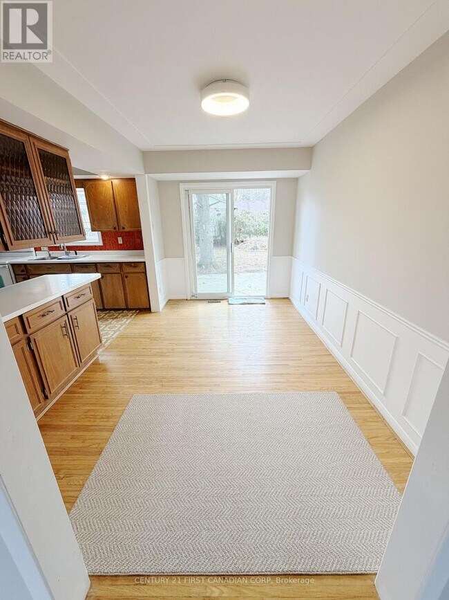 Photo - 711 Algoma Ave