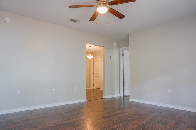 Photo - 6115 Willow Ln N