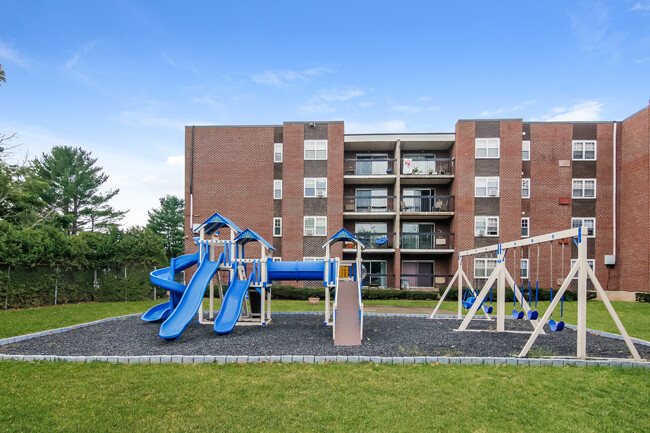 Building Photo - ReNew Bristol Rental