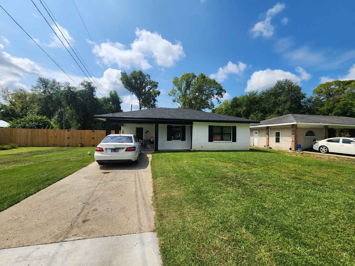 Photo - 205 Rosa St