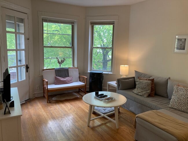 Building Photo - 2319 W School St Unit #1