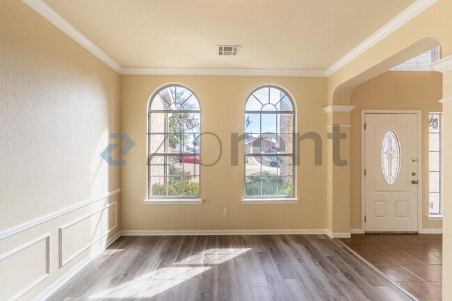 Photo - 498 Crossland Dr