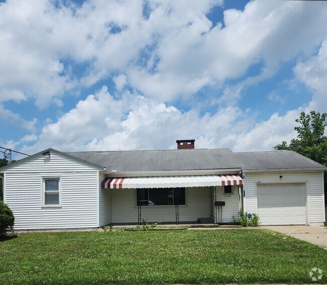 Building Photo - Conveniently located Belpre Home