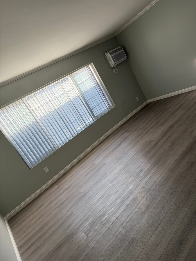 Photo - 6932 Woodley Ave Unit 4