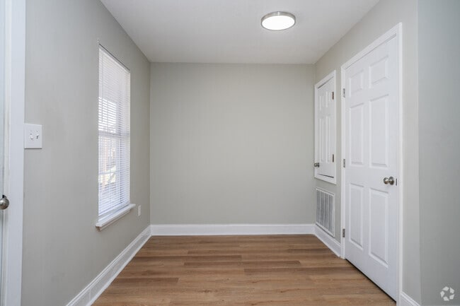 2BR, 1BA - 732SF - Dining / Living Room - Magnolia Trace