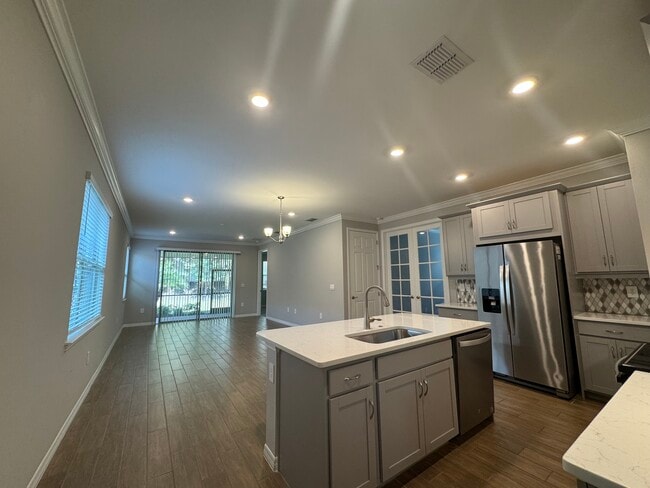 Photo - 148 Soliera St