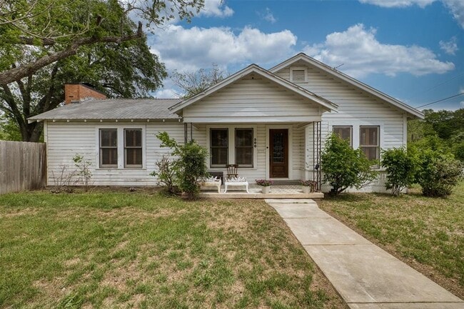 Building Photo - 500 W Austin St Rental