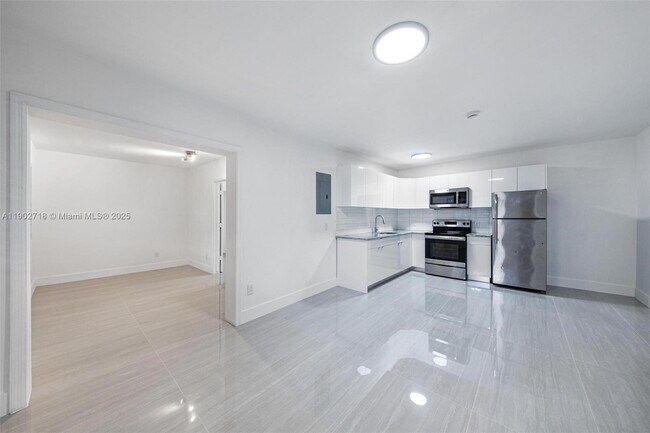 Building Photo - 1050 NE 129th St Unit 2