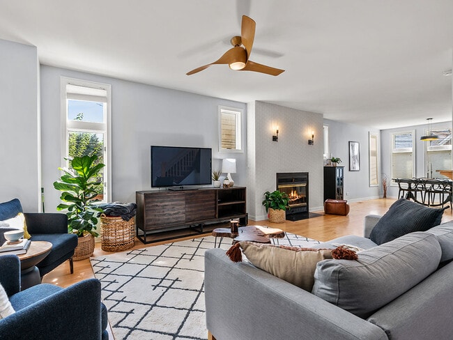 Photo - 1929 W Henderson St Unit Coach House