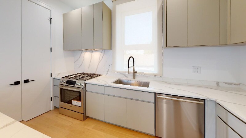 Photo - 123 S Green St