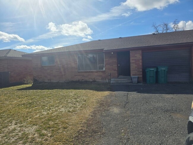 Building Photo - 3 Bedroom 1 Bath