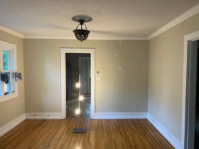 sala de estar - 827 Mathews St Unidad Main-level apartment