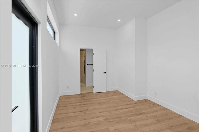 Photo - 7801 Byron Ave Unidad B