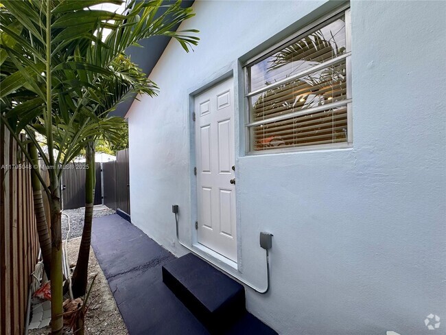 Building Photo - 7137 SW 22nd St Unit Back Rental