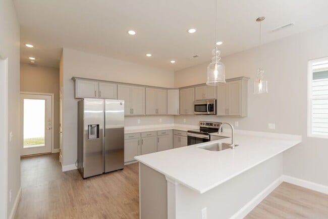 Building Photo - 590 Strong Ave