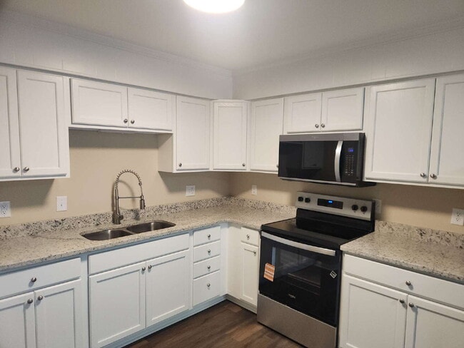 Building Photo - Two Bedroom Condo in Walking Distance to Hilton Head Island Beaches! Unit J6