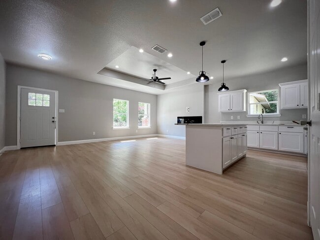 Photo - 823 Edgar St