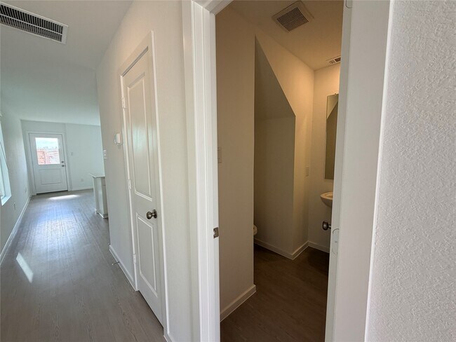 Photo - 922 Pertuso Ln