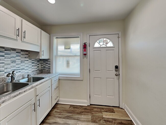 Photo - 219 12th St W