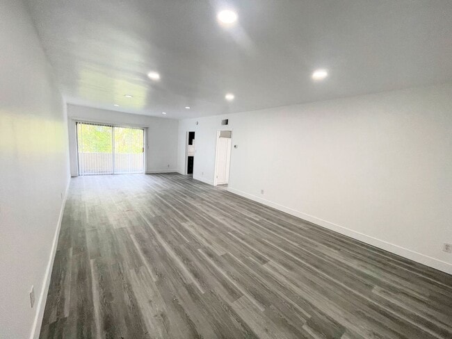 Photo - 1bd/1ba, Gorgeous, private unit with balcony, with parking in Sherman Oaks! Unidad 207