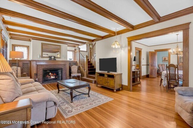 Photo - 649 McClellan St