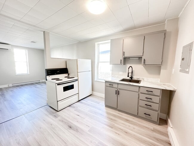 Building Photo - 140 Adelaide St Unit 2