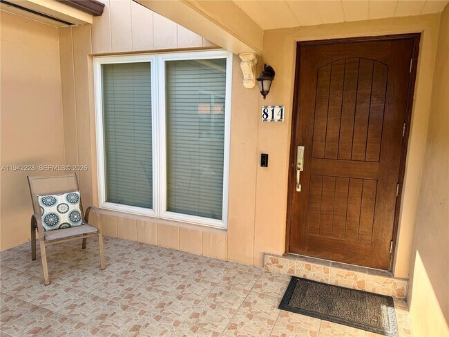 Photo - 814 Capri St