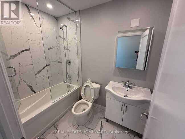 Photo - 611 Danforth Ave