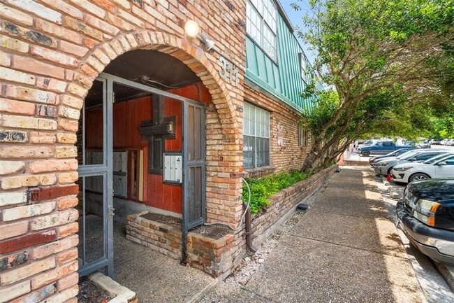 Photo - 307 E 31st St Unidad 102