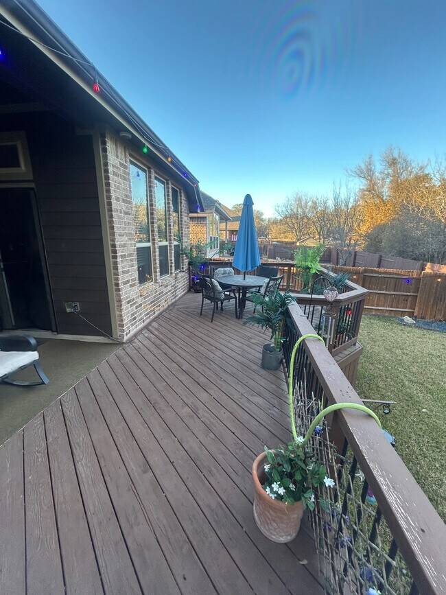 Photo - 724 Decathlon St