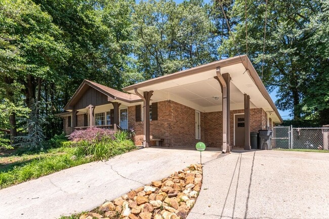 3926 Pineview Dr SE