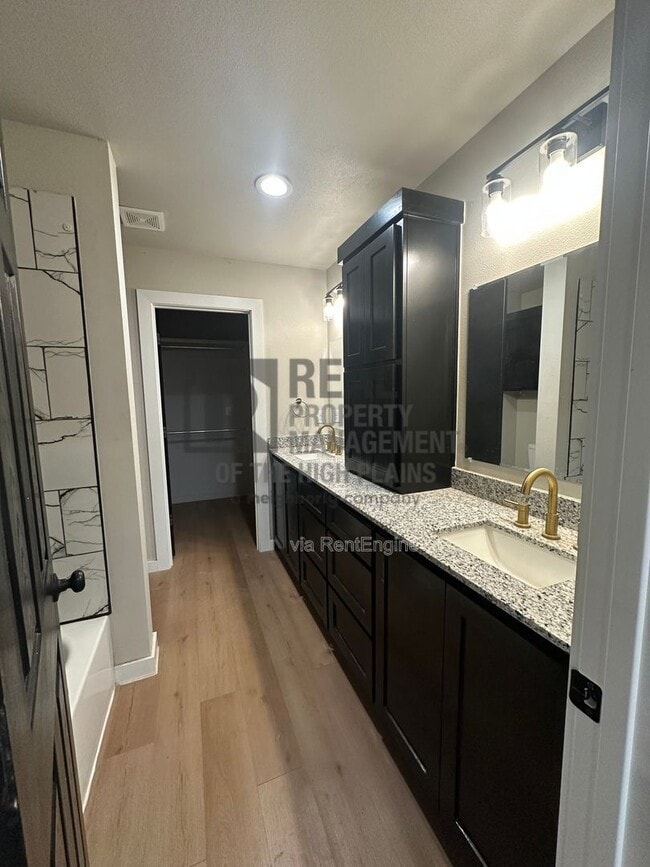 Photo - 4780 Clive Ave