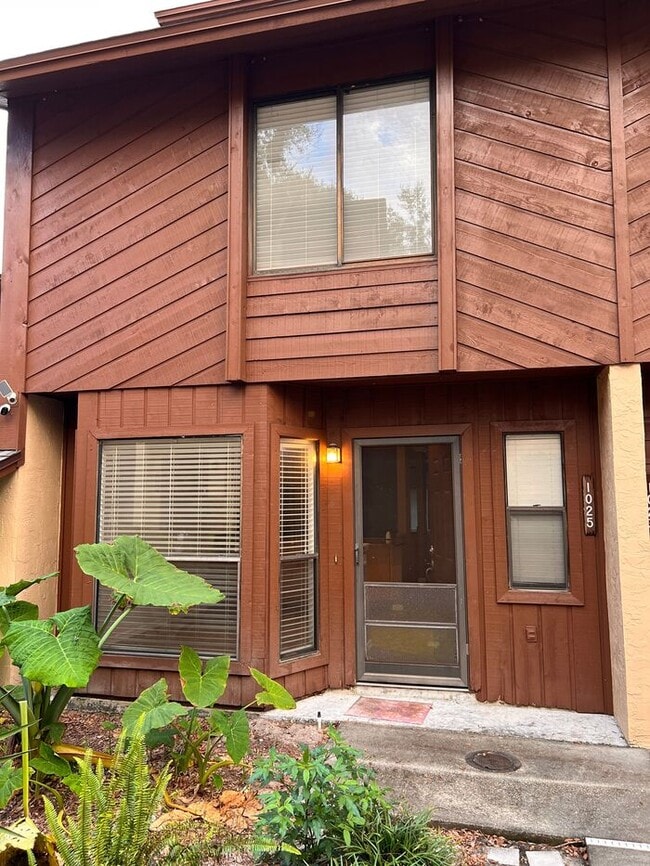 Building Photo - Beautifully updated 2 bedroom 2 1/2 baths ... Unit 1 Rental