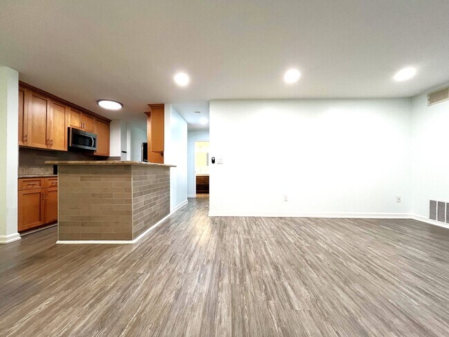 Building Photo - CHARMING 1BD/ 1BA AVAILABLE IN MISSION VAL... Rental