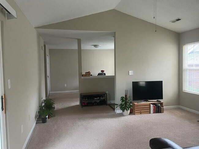 Foyer - 30 Bailess Ct