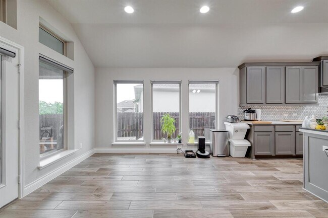 Photo - 2424 Orchard Way