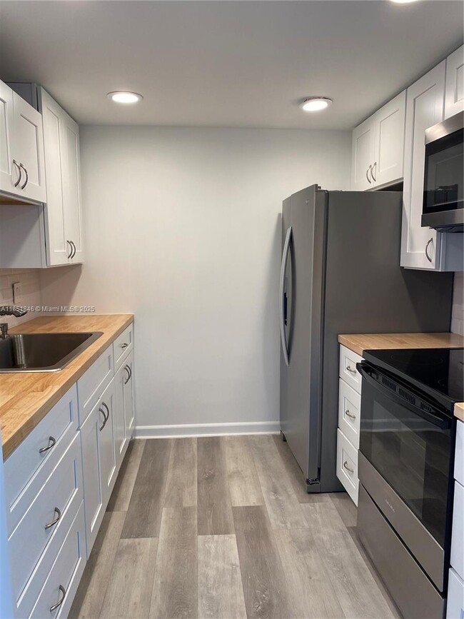 Photo - 801 SW 133rd Terrace Unidad 310K