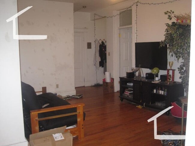 Building Photo - 3Br/1.5Bth, Great location. Laundry in building
