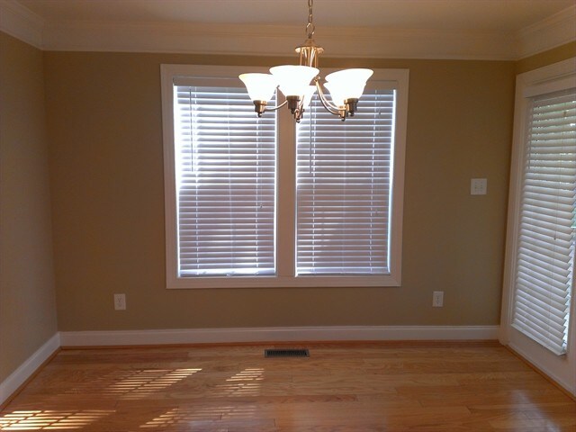 Photo - 700 Alberta Court