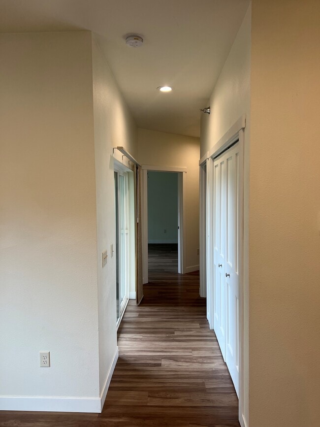 Apt 103 Hall - 916 Cedar Dr