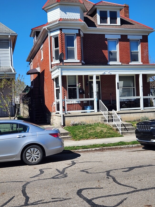 Victorian home on quiet street with second floor walk up apartment - 71 Martin Ave Apartments Unit 71.5