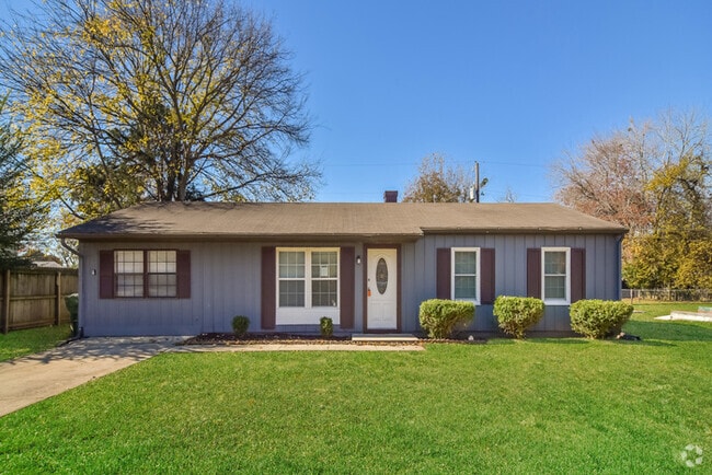 Building Photo - 2115 Fernbrook Dr NE Rental