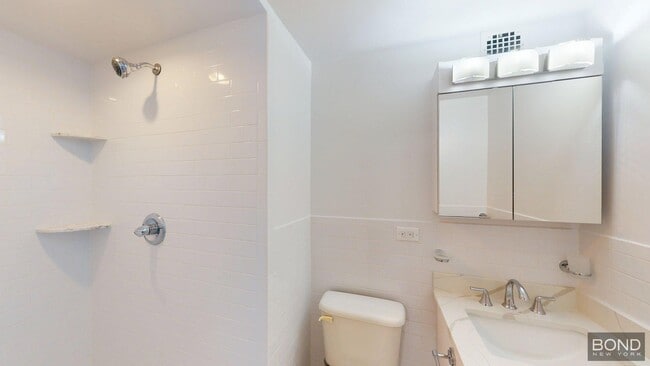 Photo - 219 E 69th St Unidad 7K